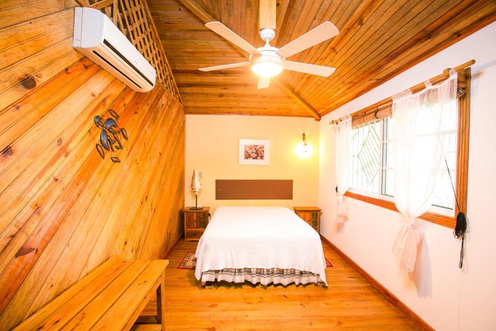 Wikkid Resort Dixon Cove ภายนอก รูปภาพ